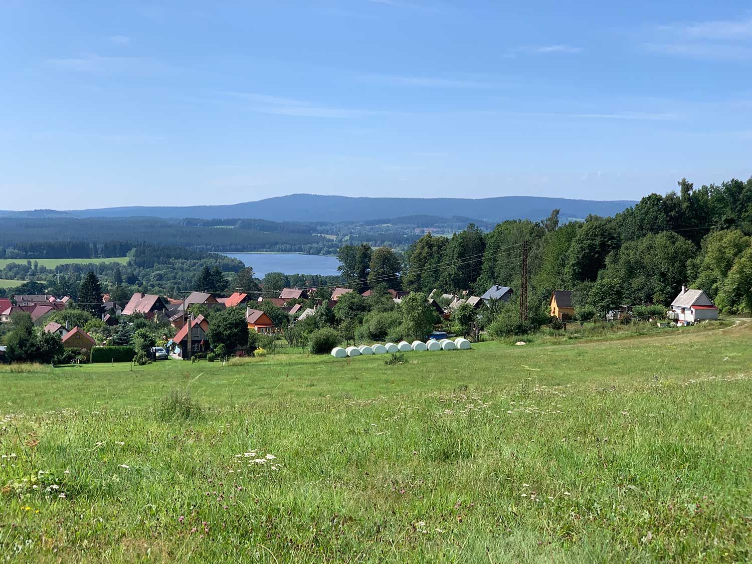 Blick gegen Westen auf Oberplan und den Moldau-Stausee