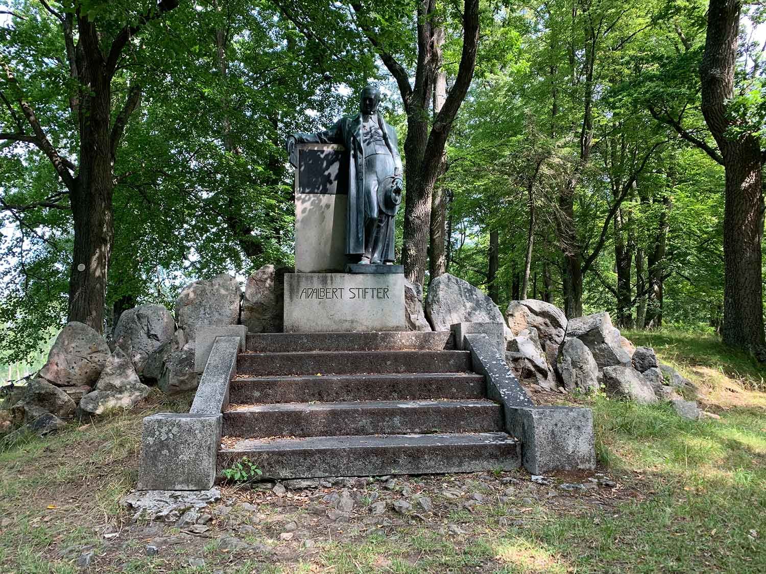 Stifter-Denkmal oberhalb des Dorfes